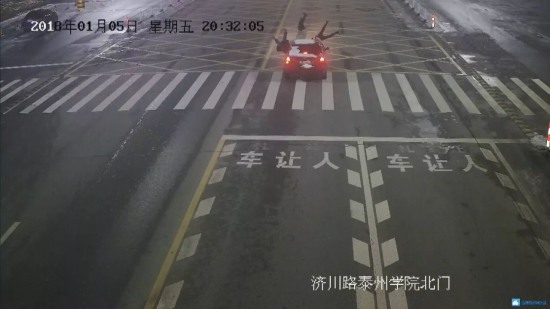 女司機開車擦窗撞飛3人