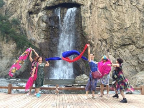 阿姨7條絲巾照相