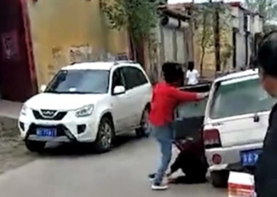 女子當(dāng)街腳踹養(yǎng)母