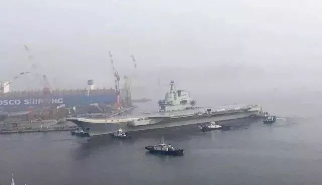 國產航母出港海試