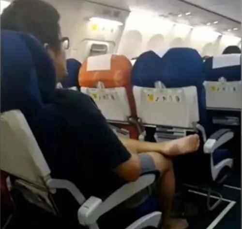 飛機上遇抖腳男