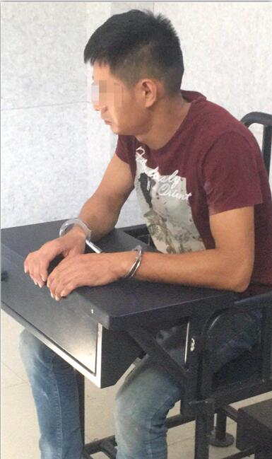 小伙蒙面為母報仇