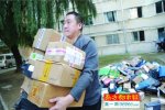 博士生送快遞8年 譚超的快遞網點將被收回