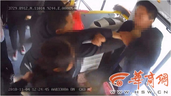 一家圍毆公交司機