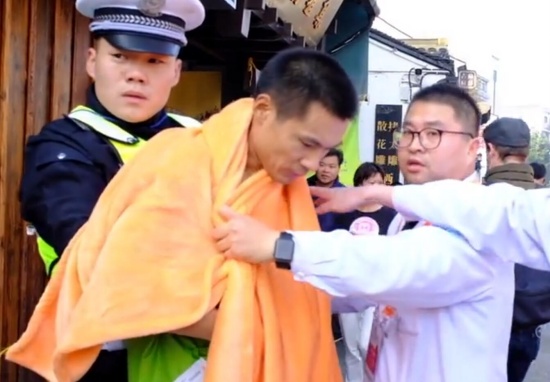 醫(yī)生阻攔跑馬者