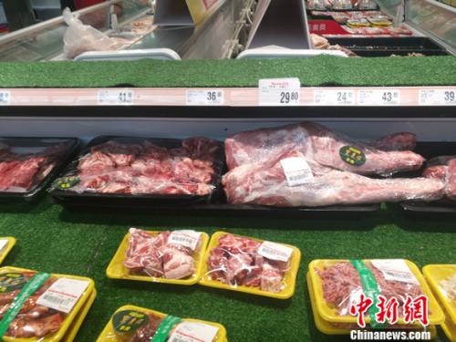 羊肉價(jià)格坐上火箭:北京羊肉漲價(jià),12月漲到38元一斤了,北京羊肉還算便宜的,溫州鄉(xiāng)下一些菜市場(chǎng)賣(mài)的本地羊肉,去年就賣(mài)到60多元一斤了,到農(nóng)村養(yǎng)殖戶買(mǎi)黑山羊價(jià)格更貴,要75元一斤,過(guò)年還會(huì)漲價(jià)。</