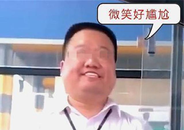 收費員職業假笑走紅