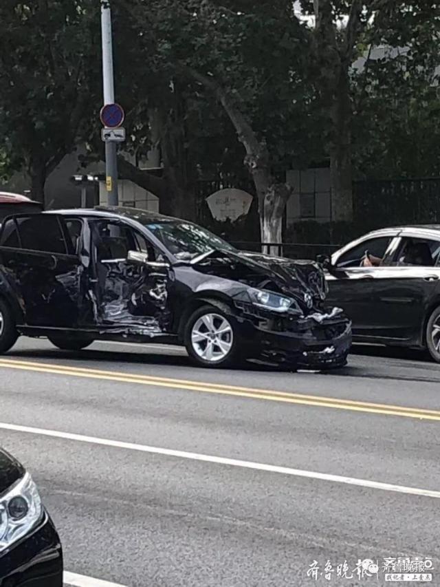 濟(jì)南舜耕路與千佛山南路路口車禍