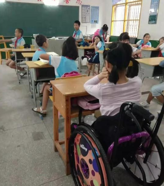 學生做俯臥撐癱瘓