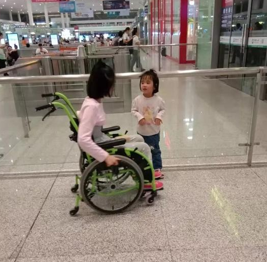 學生做俯臥撐癱瘓