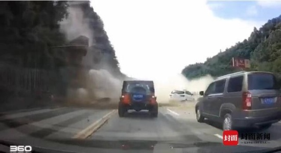 四川宜賓山體塌方砸中3車