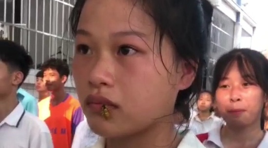 女生軍訓被馬蜂爬嘴一動不動