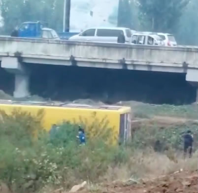 山東曲阜一公交車被追尾側(cè)翻