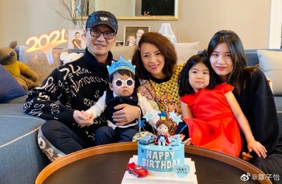 章子怡汪峰曬一家五口合照