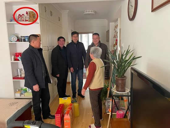 中紀委評困難戶家中擺高檔酒