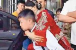 貴陽11歲弟弟背姐姐出嫁 走12層樓梯