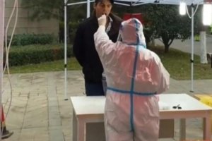 西安一外籍男子當眾辱罵防疫人員 網友要求趕出中國