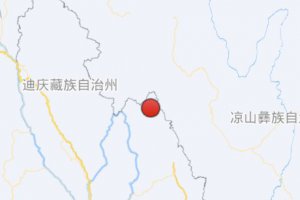 麗江5.5級地震瞬間:屋頂瓦片被震落