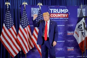 特朗普在2024年首次愛荷華州之行中回?fù)舭莸遣⒐艉? class=