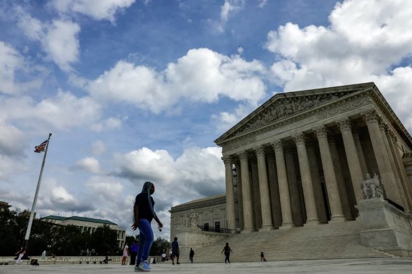 2023年9月22日,參觀者走過(guò)美國(guó)華盛頓美國(guó)最高法院大樓前。