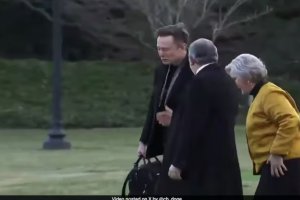 埃隆·馬斯克幫蘇西·威爾斯拿包