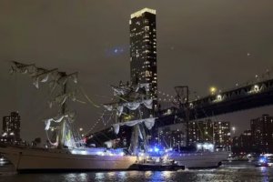 墨西哥海軍訓練艦與紐約布魯克林大橋相撞