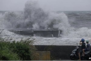 臺風丹娜絲逼近 臺灣發布海陸臺風預警