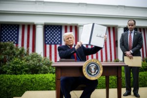 特朗普稱(chēng)美國(guó)將從關(guān)稅戰(zhàn)中獲利數(shù)十億美元 但誰(shuí)來(lái)買(mǎi)