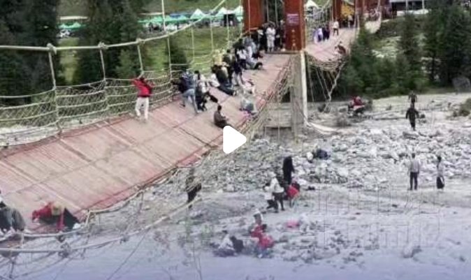 新疆一網紅橋繩索斷裂 多名游客落水