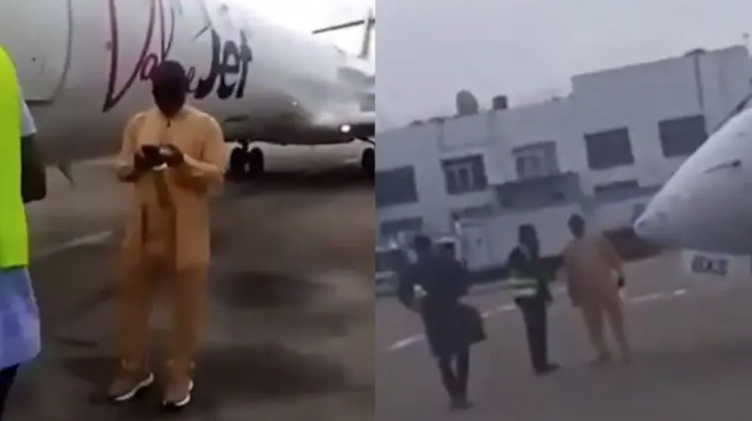 被拒絕登機，歌手站在飛機前，阻止飛機起飛