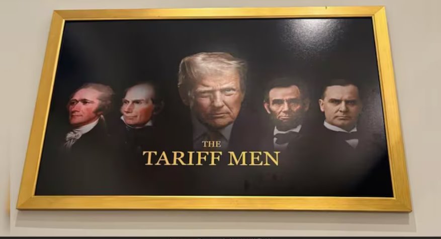 這幅金框畫描繪了特朗普與威廉·麥金萊、亞伯拉罕·林肯等人的合影