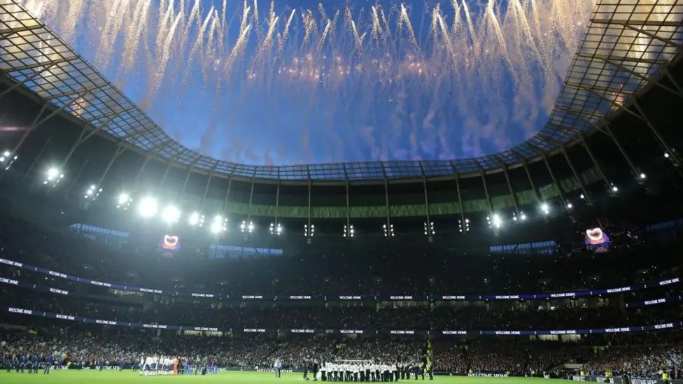 熱刺隊(duì)與水晶宮隊(duì)比賽前舉行了新球場(chǎng)開(kāi)幕式