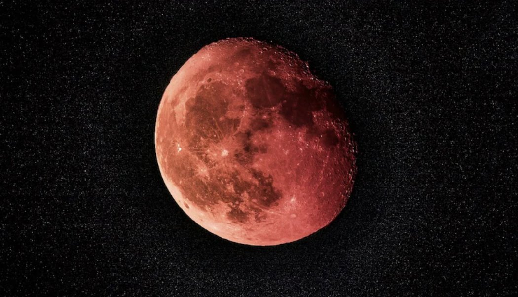 當地球直接經過太陽和月亮之間時，就會發生月食。