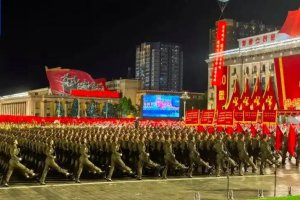 朝鮮閱兵 援俄方隊(duì)高舉朝俄國旗亮相