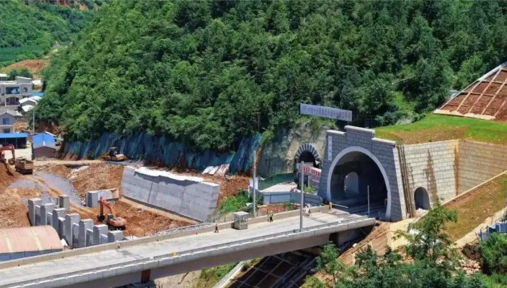 中國時速350公里高鐵渝昆高鐵彝良隧道貫通